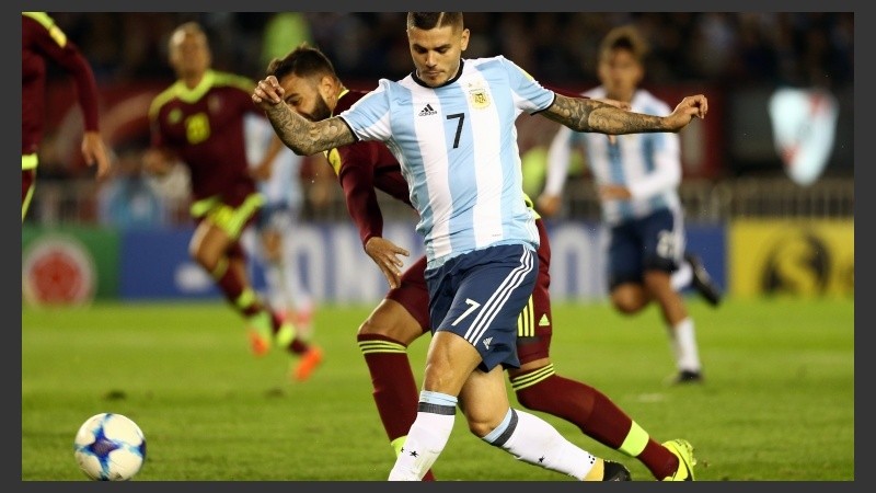 Icardi remata, pero tapará el arquero.