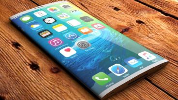 Este modelo abandona el aluminio en detrimento de una estructura de acero recubierta de vidrio, retornando levemente a la esencia de los iPhone 4.