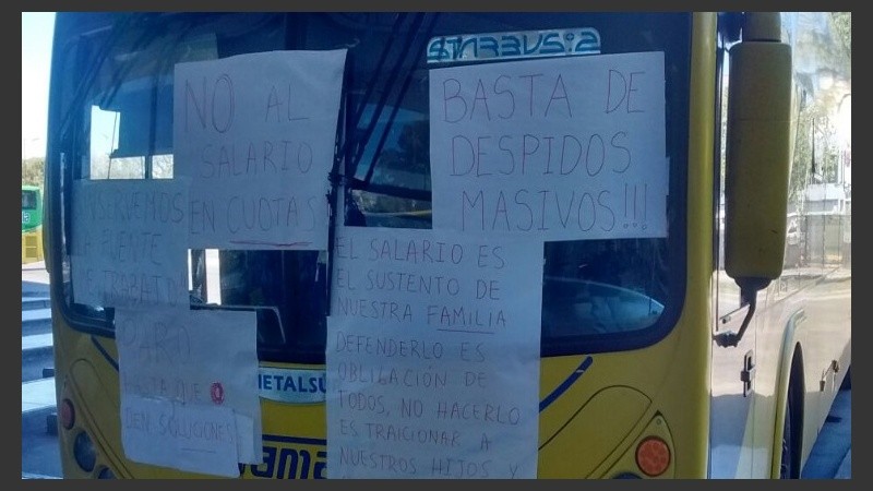 Los choferes habían colocado carteles en un colectivo de la empresa.