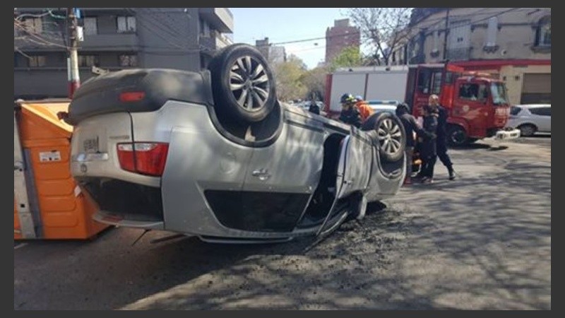 Una camioneta Kia Sorento quedó ruedas para arriba.