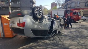 Una camioneta Kia Sorento quedó ruedas para arriba.