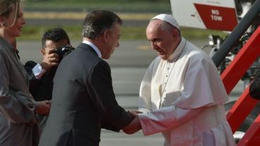 Francisco fue recibido por Santos y su esposa en Bogotá.