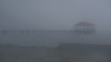 El ojo del huracán Irma, de categoría 5, se mueve hoy sobre la costa norte dominicana, donde las fuertes lluvias han causado inundaciones.