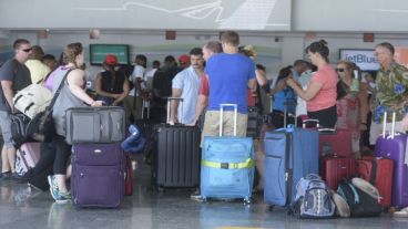 Cientos de turistas canadienses abandonan la República Dominicana ante la llegada del Huracán Irma.