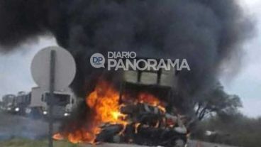 El auto en el que viajaban los rosarinos se prendió fuego tras el choque.
