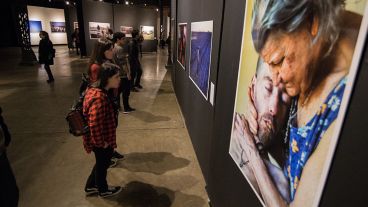 La 28° Muestra Anual de Fotoperiodismo quedó inaugurada este jueves en los galpones del CEC. (Alan Monzón/Rosario3.com)