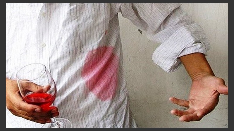 ¿Cómo eliminar una mancha de vino?