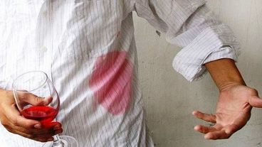 ¿Cómo eliminar una mancha de vino?
