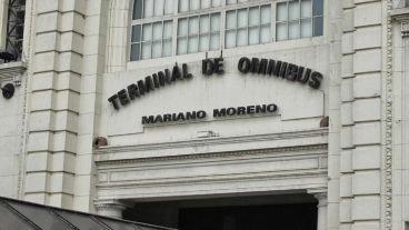 La víctima fue atacada cuando entraba a la terminal con su hija.