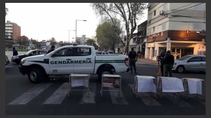 El móvil de Gendarmería en la esquina del instituto. 