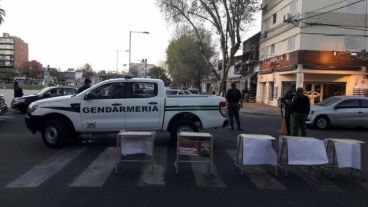 El móvil de Gendarmería en la esquina del instituto.