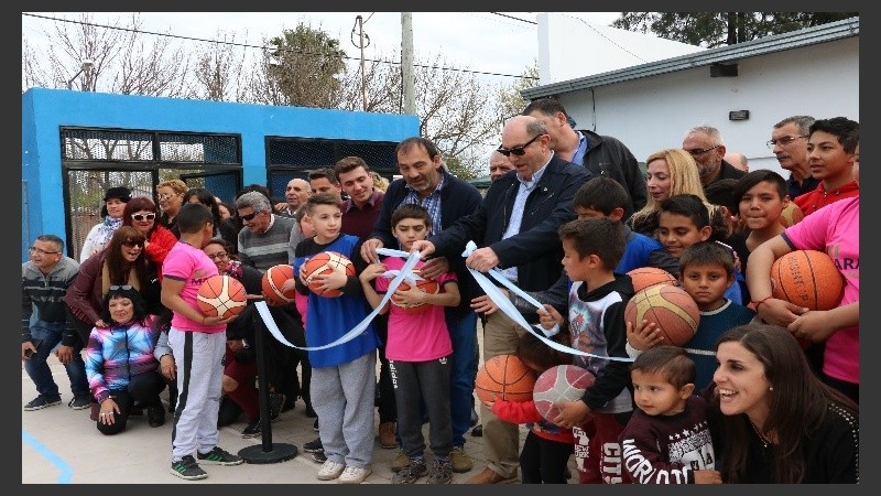 El corte de cinta en el playón deportivo de la vecina localidad.