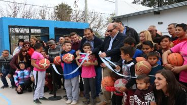 El corte de cinta en el playón deportivo de la vecina localidad.
