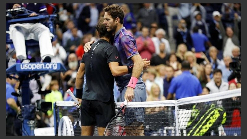 Nadal, que estuvo intratable, saluda a Delpo luego de su triunfo. 