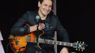 Ricardo Mollo cantó Dinosaurios.