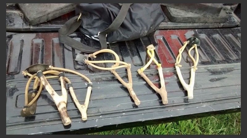 Los tres detenidos atacaron con gomeros los vehículos.