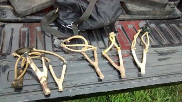 Los tres detenidos atacaron con gomeros los vehículos.