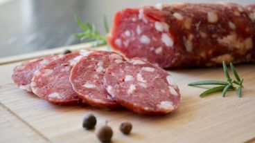 Los síntomas pueden aparecer entre los 5 y los 60 días posteriores a la ingestión del alimento contaminado.