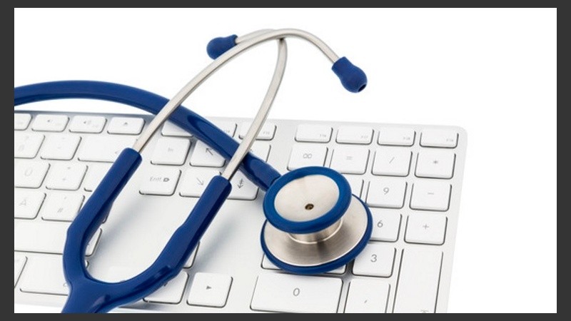 stethoscope and a computer keyboard, symbolic photo for diagnosis and event management