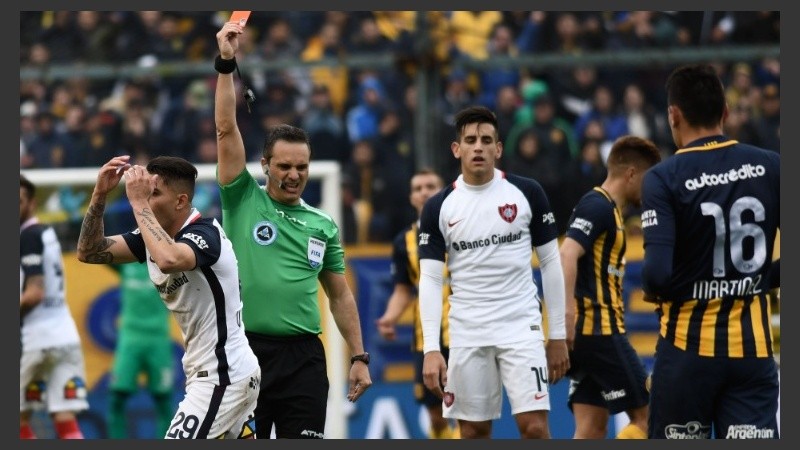 Loustau le muestra la roja al Tucu Salazar. Iban 44 minutos.