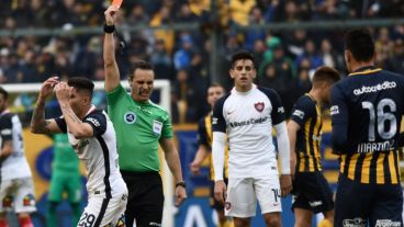 Loustau le muestra la roja al Tucu Salazar. Iban 44 minutos.