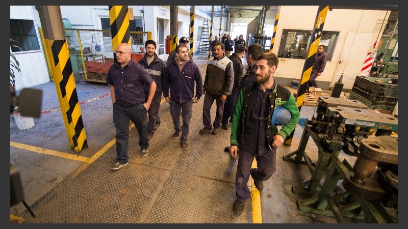 Los primeros trabajadores en ingresar a la fábrica este lunes.