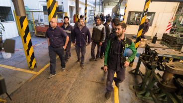 Los primeros trabajadores en ingresar a la fábrica este lunes.