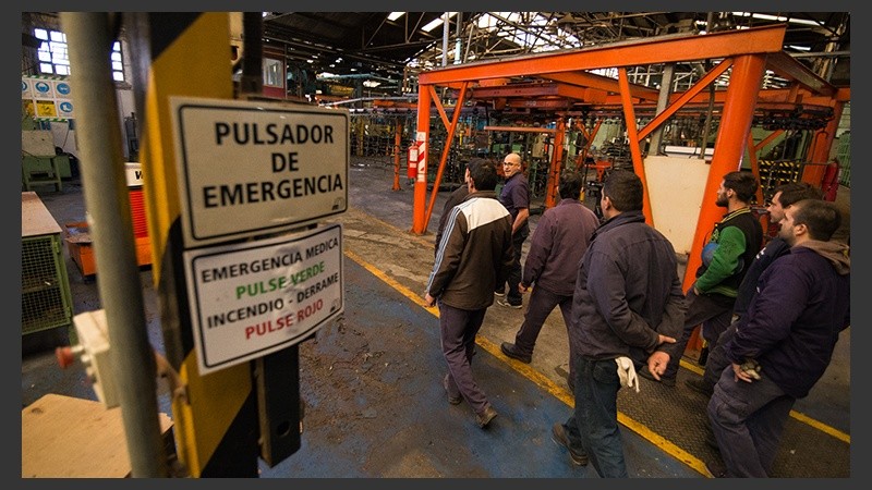 Los primeros trabajadores en ingresar a la fábrica este lunes.
