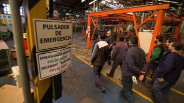 Los primeros trabajadores en ingresar a la fábrica este lunes.