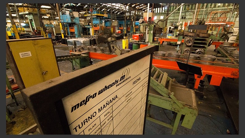 Una postal de la fábrica de llantas en Rosario.