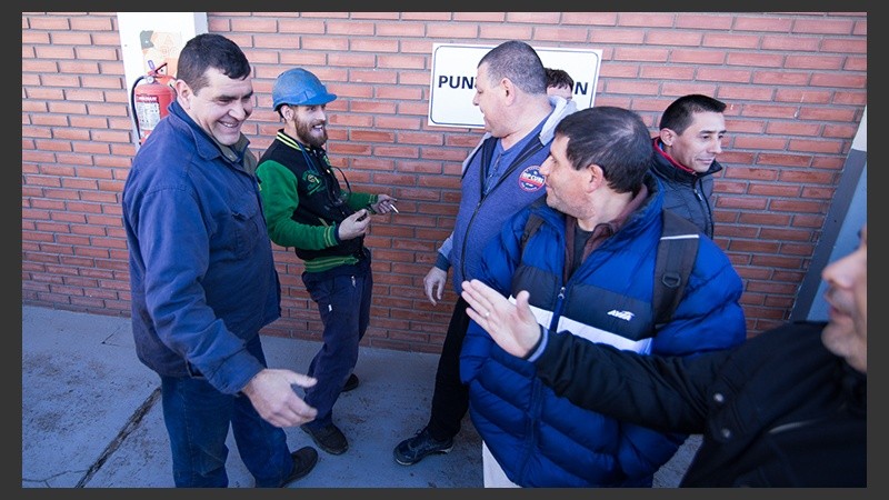 Trabajadores contentos este lunes tras la reapertura. 