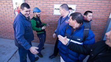 Trabajadores contentos este lunes tras la reapertura.