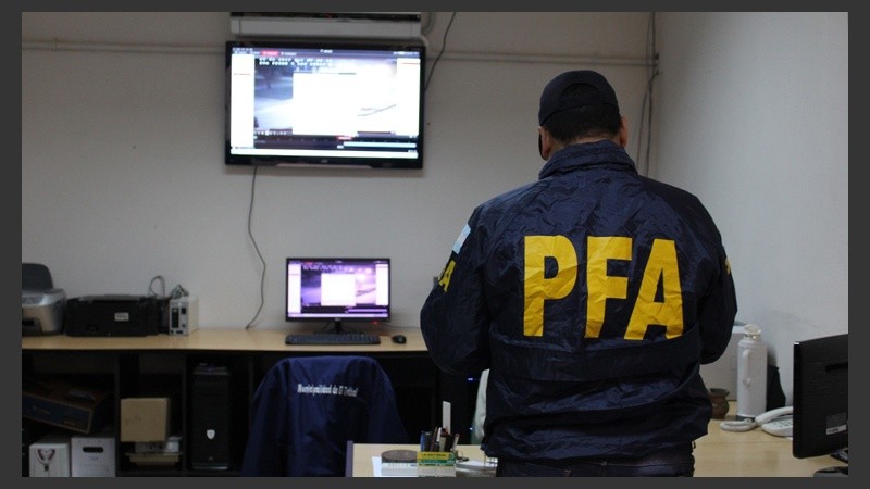 Agentes de la Policía Federal Argentina revisando el sistema de videovigilancia de El Trébol.