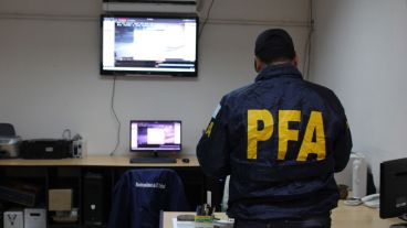 Agentes de la Policía Federal Argentina revisando el sistema de videovigilancia de El Trébol.