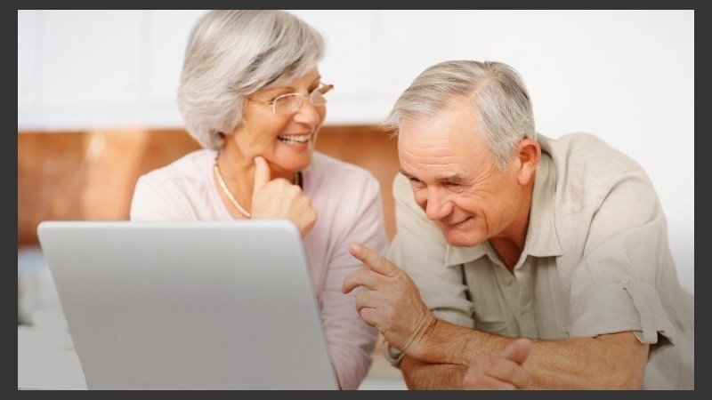 Las redes sociales son la herramienta preferida, ya que poseen un 96,8 % de penetración en la población argentina mayor de 55 años.