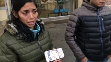 La desesperada madre muestra una foto de la nena.