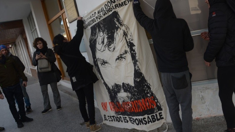 La imagen de Maldonado en el ingreso del juzgado de Esquel.