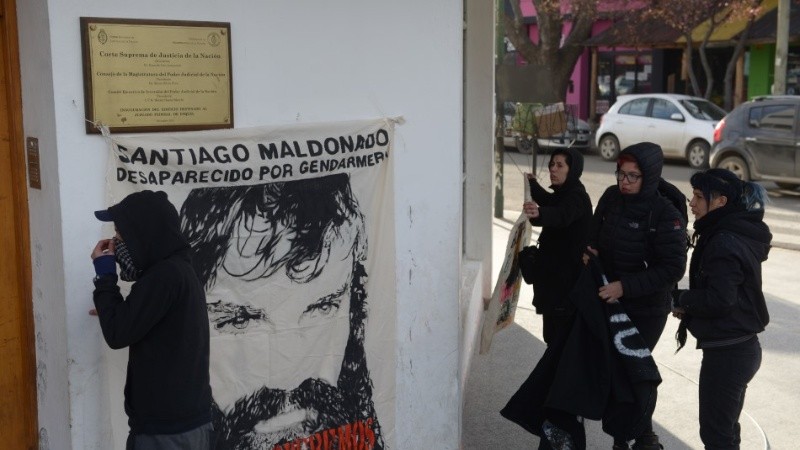 Compañeros de Maldonado en el juzgado federal de Esquel este martes.