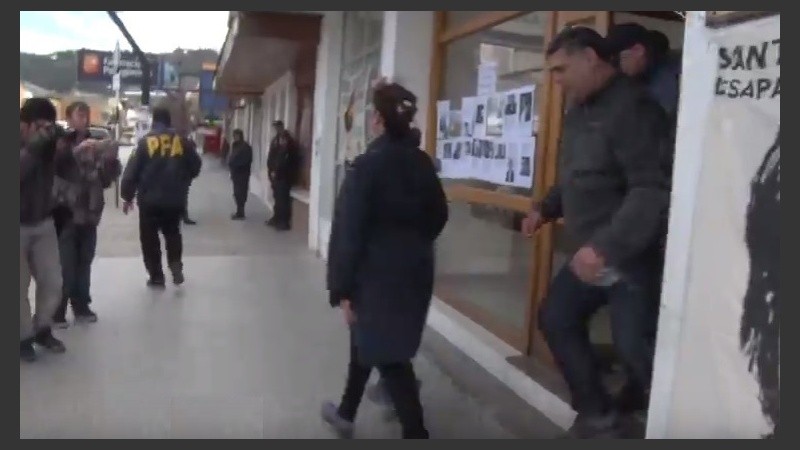 La fiscal Silvina Ávila, cuando salía del Juzgado escoltada por policías federales.