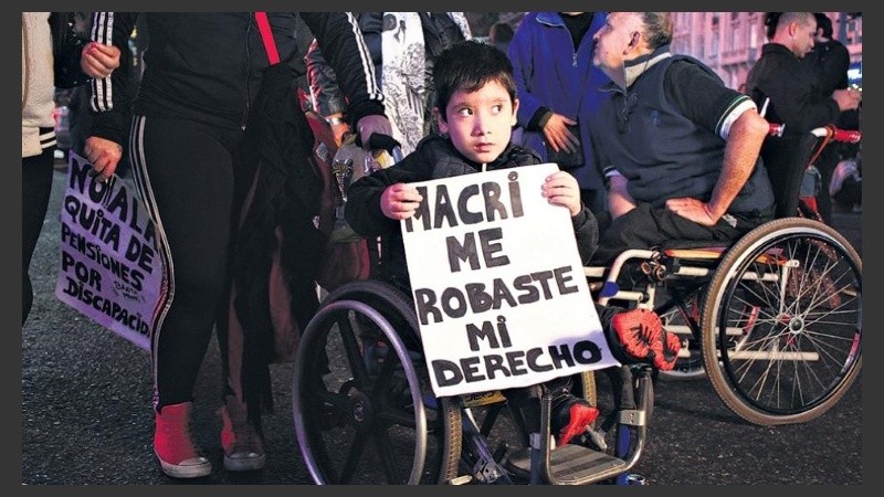 La quita de pensiones por invalidez afecta también la cobertura médica, según las ONG que respaldan a damnificados. 