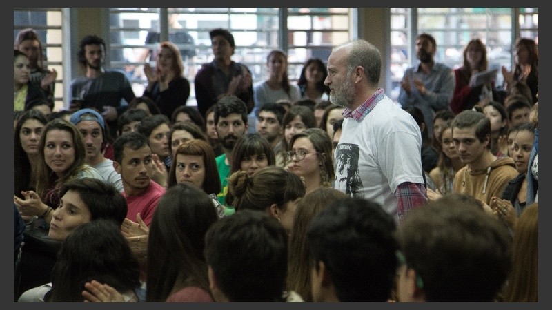 Sergio Maldonado, hermano de Santiago, este martes en la Facultad de Psicología. (Alan Monzón/Rosario3.com)