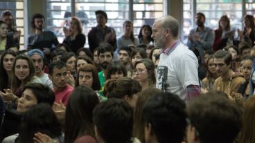 Sergio Maldonado, hermano de Santiago, este martes en la Facultad de Psicología. (Alan Monzón/Rosario3.com)