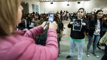 Una joven posa con un cartel. Muchos estudiantes se acercaron a la charla este martes. (Alan Monzón/Rosario3.com)