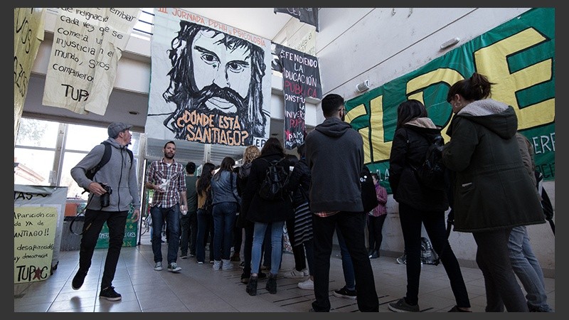 Larga fila para ingresar al salón de usos múltiples para escuchar la charla del hermano de Santiago Maldonado. (Alan Monzón/Rosario3.com)