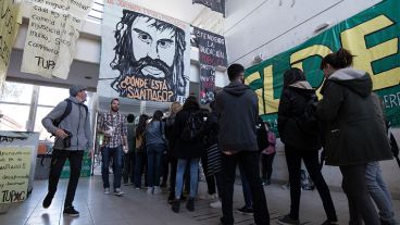 Larga fila para ingresar al salón de usos múltiples para escuchar la charla del hermano de Santiago Maldonado. (Alan Monzón/Rosario3.com)