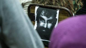 Uno de los carteles con la cara de Santiago Maldonado este martes en la charla. (Alan Monzón/Rosario3.com)