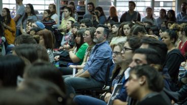 Estudiantes escuchando la charla propuesta por la Facultad de Psicología. (Alan Monzón/Rosario3.com)