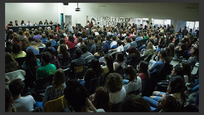 A sala llena Sergio Maldonado habló sobre la desaparición de su hermano Santiago. (Alan Monzón/Rosario3.com)