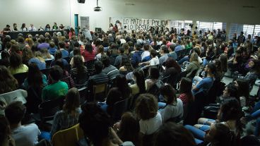 A sala llena Sergio Maldonado habló sobre la desaparición de su hermano Santiago. (Alan Monzón/Rosario3.com)