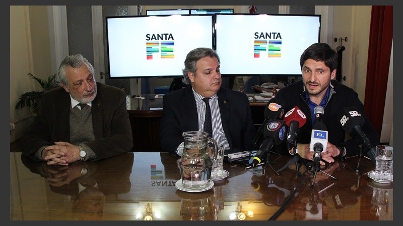Pullaro junto a Farías y Silberstein en la conferencia.